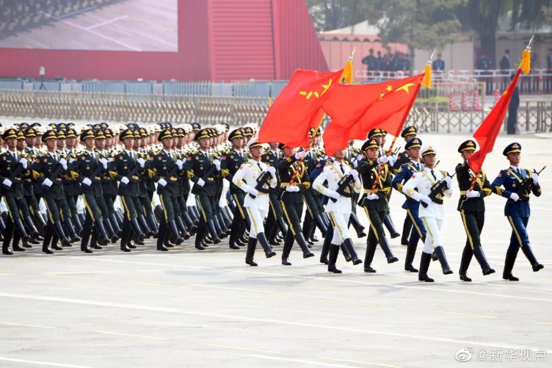 受阅方队整齐退场宛若巨龙受阅方队整齐退场，巨龙般的壮丽景象