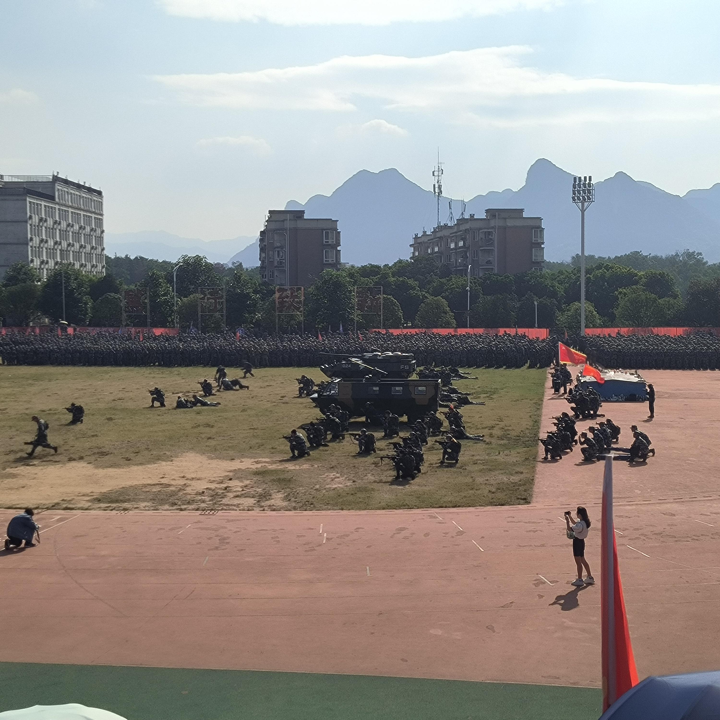 广西一大学硬核军训堪比反恐演习广西某大学硬核军训，堪比反恐演习的实战体验